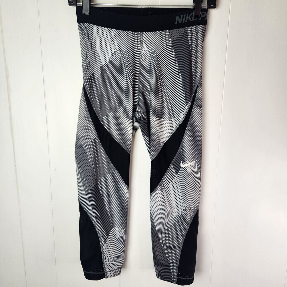 Nike Pro Capri Leggings Medium Training Yoga Workout‎